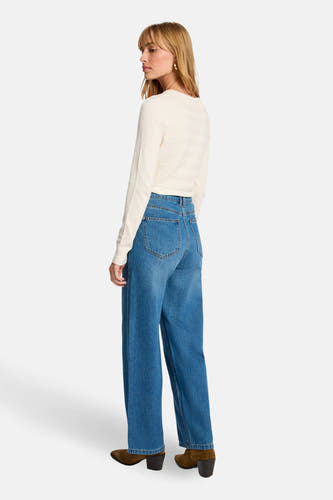 T-shirt écru avec col rond de Morgan De Toi, porté avec des jeans larges et des bottines en cuir.