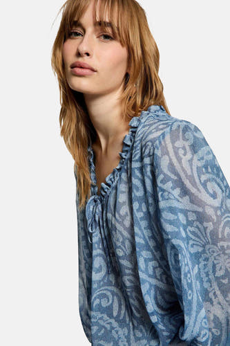 Chemise bleue à manches longues de Morgan De Toi, avec des volants et un motif blanc.