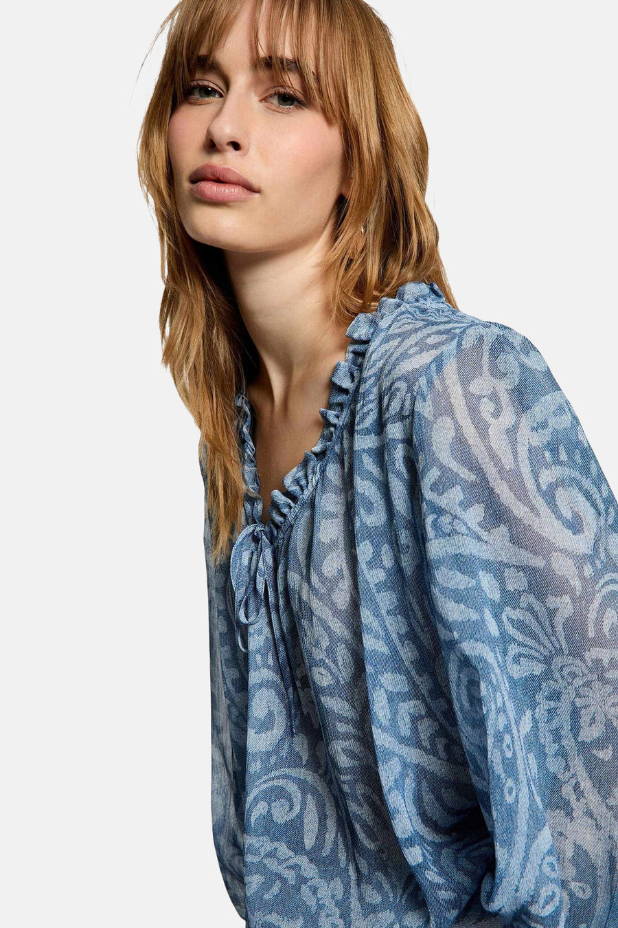 Chemise bleue à manches longues de Morgan De Toi, avec des volants et un motif blanc.