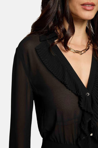 Zwarte jumpsuit van Morgan De Toi met lange mouwen, plooien en een gouden ketting.
