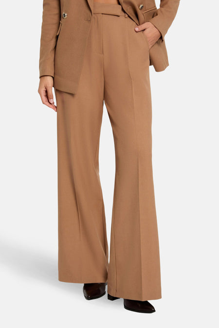 Bruine, wijde broek met bijpassend jasje.