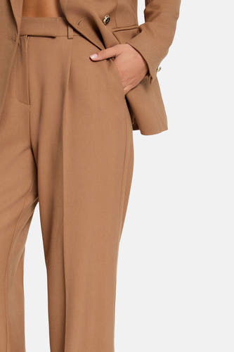 Pantalon de costume brun de Morgan De Toi, avec une taille haute, des jambes larges et un revers.