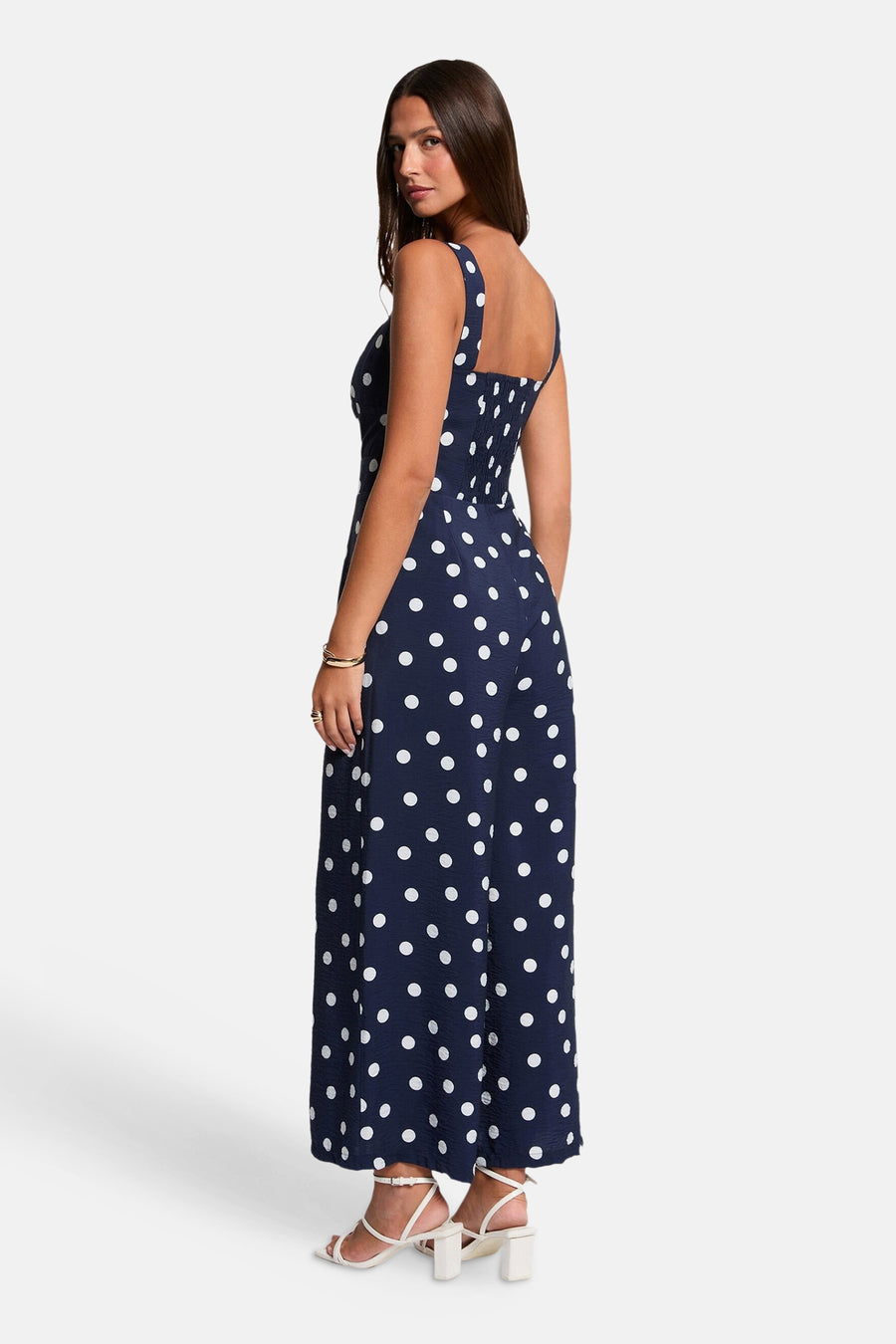 Combinaison bleue Morgan De Toi à pois blancs, smocks dans le dos et jambes larges.