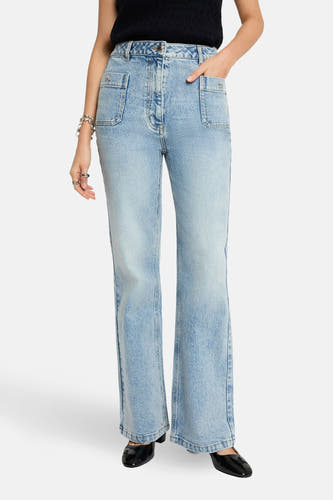 Jean droit en denim bleu moyen de Morgan De Toi, vu de dos, avec un haut noir et des talons.