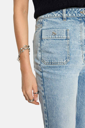 Jean droit IJITO en denim bleu moyen de Morgan De Toi, avec poche plaquée et bijoux argentés.