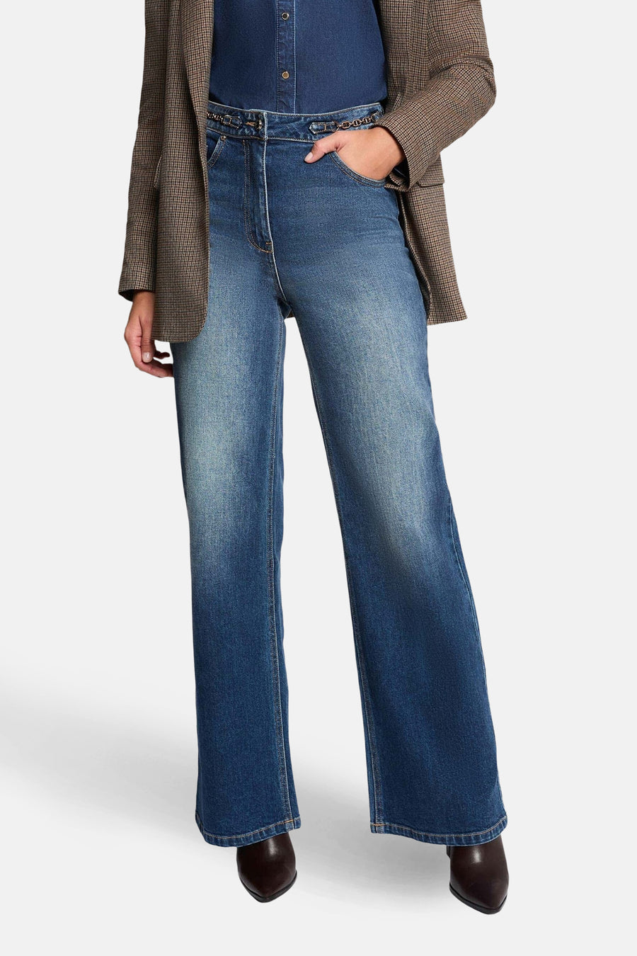 Jean large bleu foncé de Morgan De Toi, taille haute et porté avec une blouse en jean et des talons noirs.