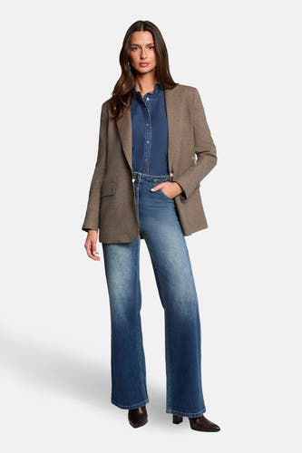 Jean ample bleu foncé en denim de Morgan De Toi, associé à un blazer à carreaux marron et des bottines marron foncé.