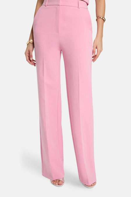 Pantalon de costume rose de Morgan De Toi, à jambes larges et assorti à un haut assorti.