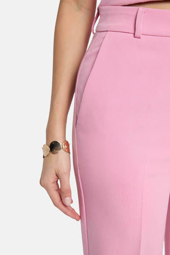 Pantalon de costume rose de Morgan De Toi, avec passants de ceinture et poches latérales, gros plan.