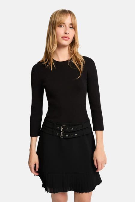 Robe noire de Morgan De Toi avec des manches trois-quarts et une jupe plissée, vue de derrière.