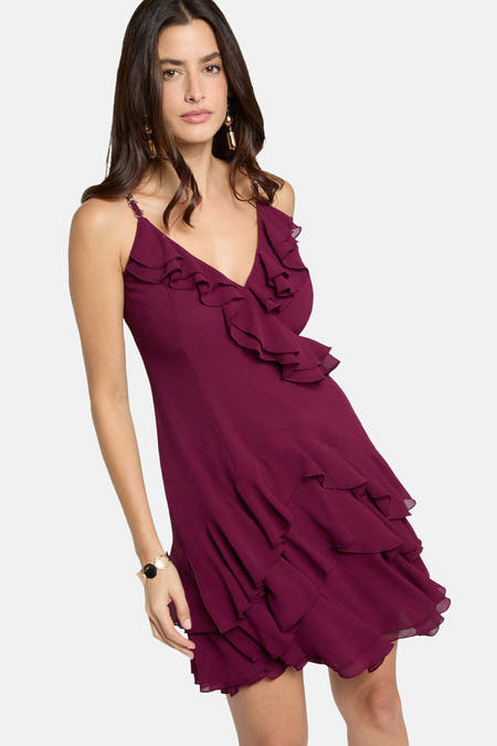 Robe sans manches bordeaux de Morgan De Toi, avec de fines bretelles et une jupe plissée.