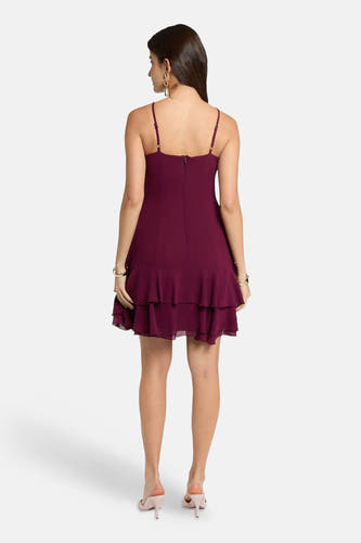 Bordeaux mouwloos kleedje van Morgan De Toi, met dunne bandjes en een geplooide rok.