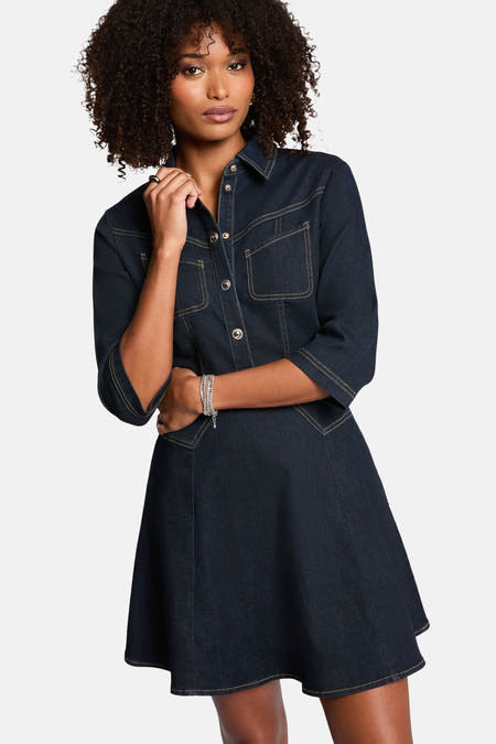 Robe en jean bleu foncé de Morgan De Toi, avec des manches trois-quarts et une jupe évasée, portée avec des bottines noires.
