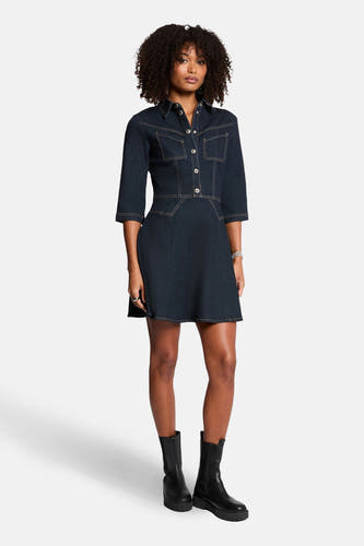 Robe en jean bleu marine de Morgan De Toi, avec des manches trois quarts et des surpiqûres détaillées, combinée avec des bottes noires.