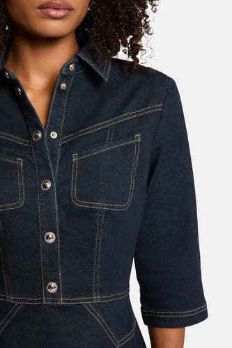 Robe en jean bleu foncé de Morgan De Toi, avec boutons argentés et poches poitrine avec surpiqûres dorées.