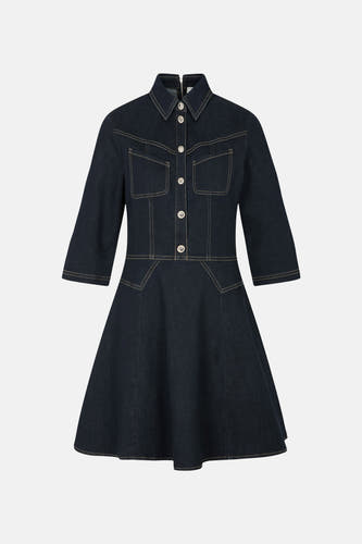 Robe en jean bleu marine de Morgan De Toi, avec fermeture boutonnée, poches poitrine et une jupe évasée.