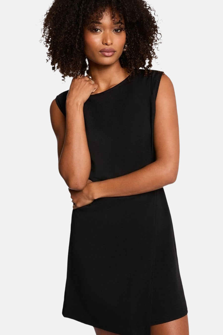 Robe sans manches noire de Morgan De Toi, avec une coupe simple et élégante.