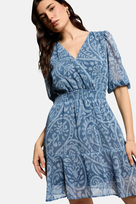 Robe courte bleue à manches courtes de Morgan De Toi, avec imprimé cachemire, taille smockée et volants, vue de dos.