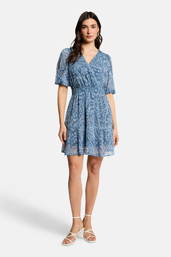 Robe courte bleue à manches courtes de Morgan De Toi, avec imprimé cachemire, col en V et taille élastique.