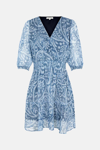 Robe courte bleue à manches courtes de Morgan De Toi, avec motif blanc de type cachemire, col en V et taille élastique.