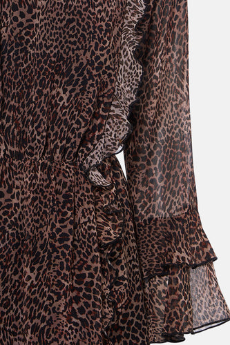 Close-up van een luipaardprint jurk met ruches.