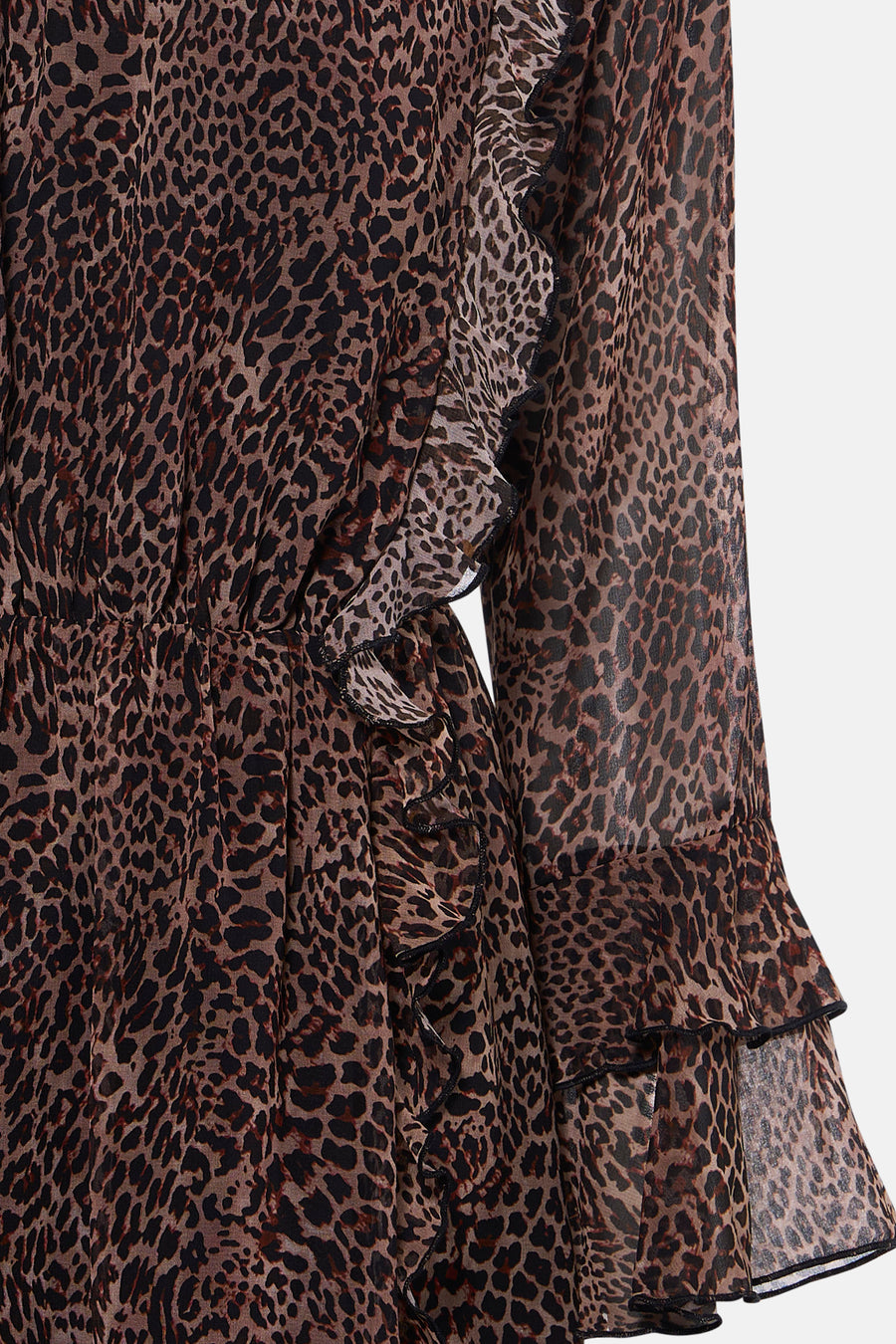 Close-up van een luipaardprint jurk met ruches.