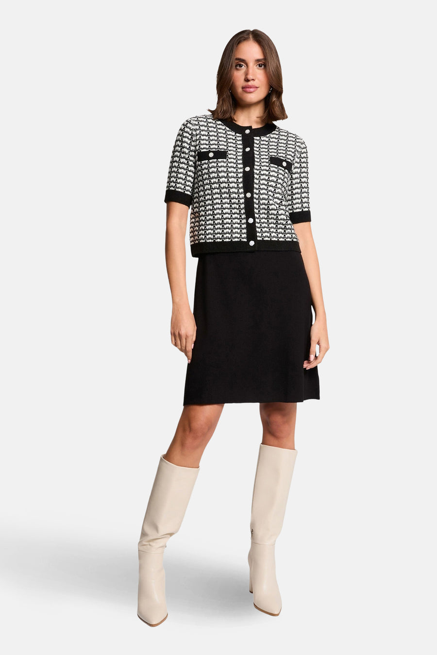 Robe noire à manches courtes de Morgan De Toi, avec un blouson rayé blanc et noir à des boutons dorés.