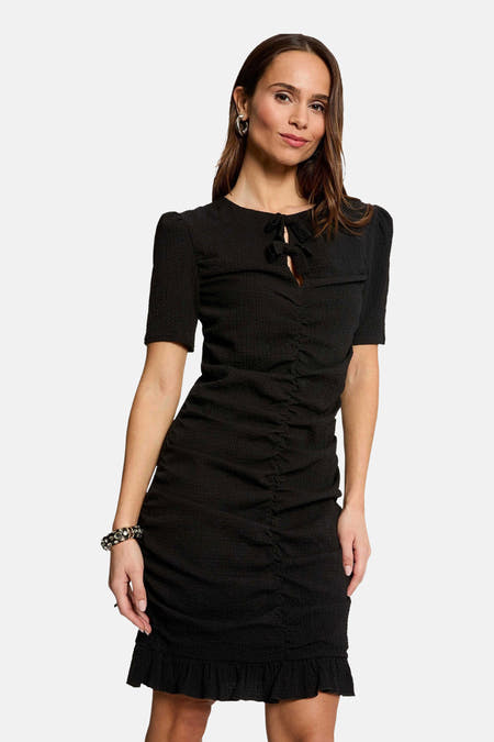 Robe noire à manches courtes de Morgan De Toi, avec des volants et un détail de nœud.