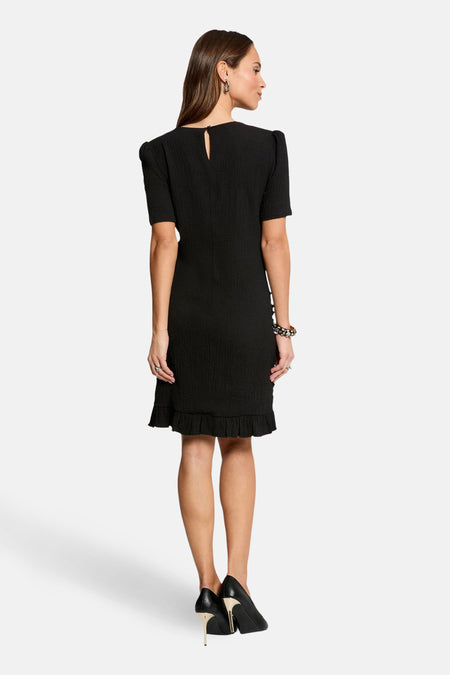 Robe noire à manches courtes de Morgan De Toi, avec une texture subtile et un volant à l'ourlet.