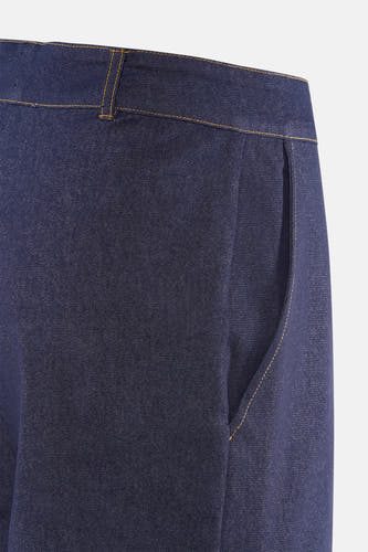 Bermuda en jean bleu marine de Morgan De Toi avec surpiqûres jaunes, une ceinture et une poche latérale.