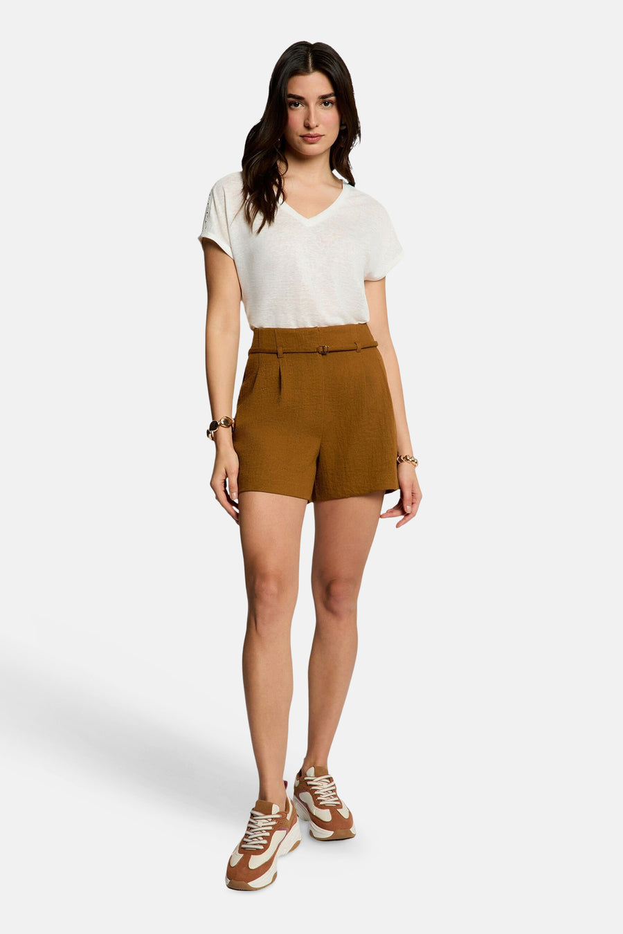 Short marron Morgan De Toi taille haute avec ceinture assortie.