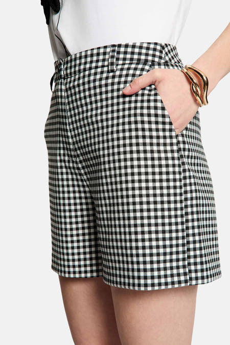 Short noir Morgan De Toi à motif à carreaux, combiné avec un t-shirt blanc et des talons.