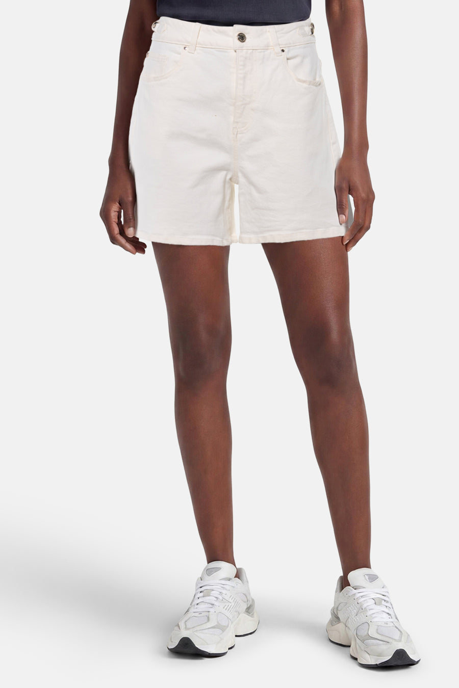 Short en jean blanc taille haute de Morgan De Toi avec poches avant, porté par un mannequin.