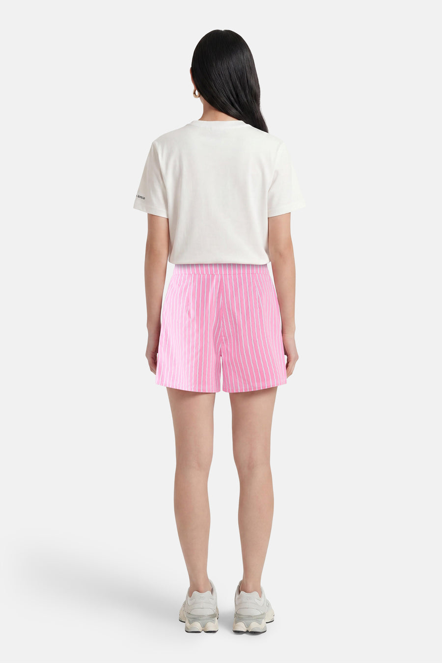 Roze gestreepte shorts van Morgan De Toi, achterzijde, met witte strepen en elastische taille, gedragen met witte t-shirt en sneakers