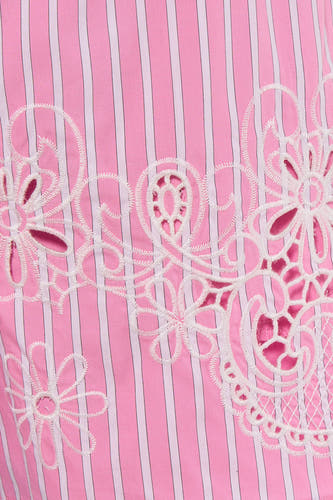 Roze gestreepte shorts van Morgan De Toi met witte bloemenborduurwerk en kantdetails, close-up weergave