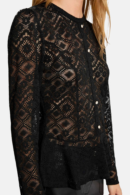 Zwarte, lange kanten blouse met knopen.