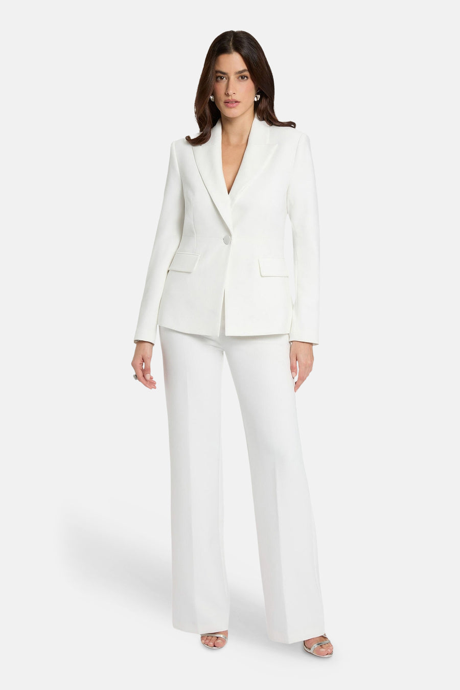 Blazer blanche Morgan De Toi avec fermeture à un bouton, revers et poches à rabat, portée avec un pantalon assorti.