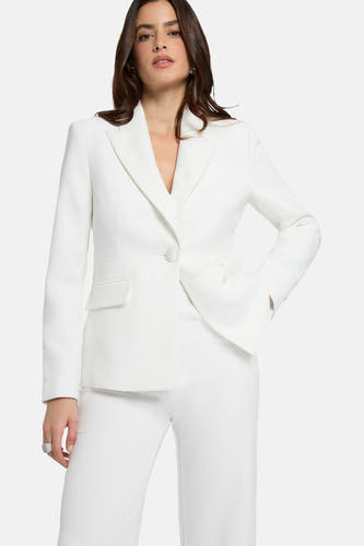 Blazer blanche Morgan De Toi, cintrée avec un bouton, revers et poches à rabat, assortie à un pantalon blanc.