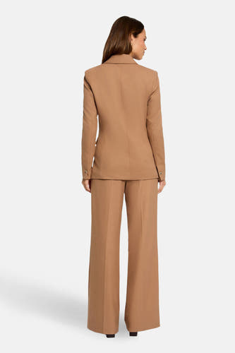 Blazer marron de Morgan De Toi, avec des manches longues et des boutons dorés, vu de derrière.