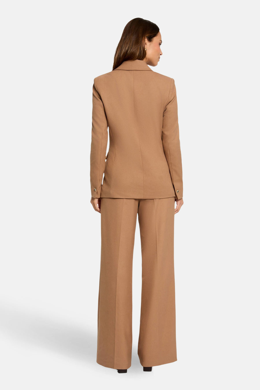 Achterkant van een bruine damesbroekpak.