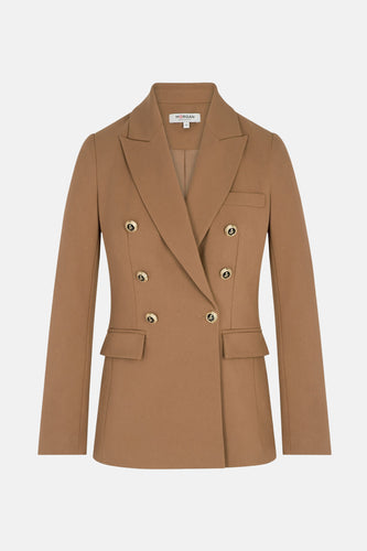 Kamelkleurige double-breasted blazer met gouden knopen.