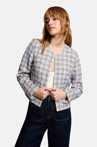 Manteau court bleu de Morgan De Toi, avec motif à carreaux, associé à un pantalon bleu marine.