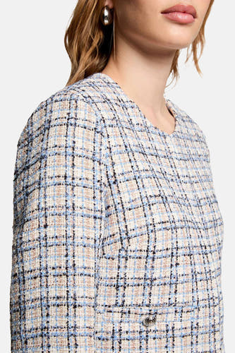 Manteau court bleu de Morgan de Toi avec un tissu tweed à carreaux et une boutonnière décorative.