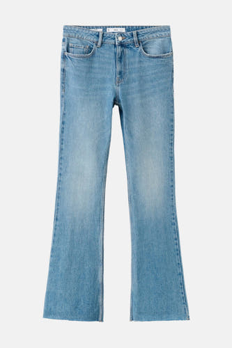 Jean flare bleu clair de MANGO avec une ceinture classique et un ourlet brut.