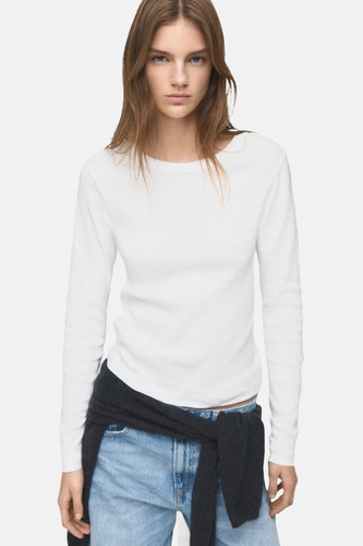 T-shirt blanc à manches longues de MANGO, vu de dos, associé à un jean bleu.