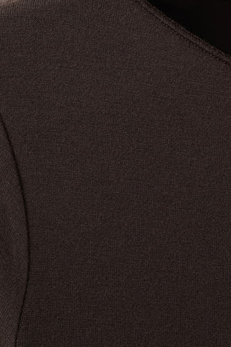 T-shirt marron à manches longues de MANGO, avec une texture lisse et uniforme et des petites coutures discrètes le la ligne du col.