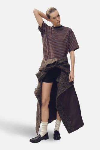 T-shirt multicolore à manches courtes de MANGO, associé à une veste longue et des shorts noirs.
