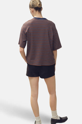 Multicolor T-shirt met korte mouwen van MANGO, met horizontale strepen en gedragen met zwarte shorts.
