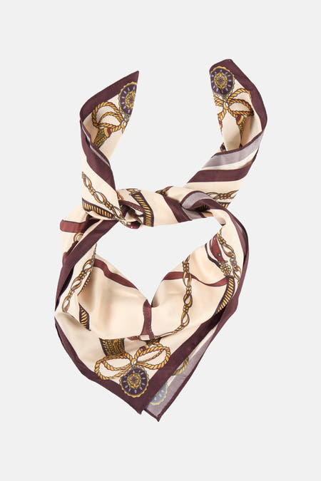 Multikleurige zomersjaal van MANGO met ketting-, touw- en ornamentmotief.