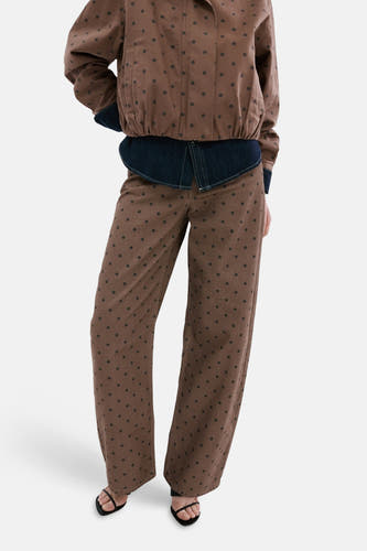 Jean de couleur marron de MANGO, avec un motif à pois, combiné avec une veste assortie et des talons noirs, vu de dos.